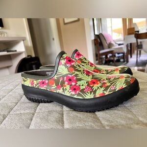 BOGS Patch Clog Vine Sz 8 Floral Waterproof Rain Clogs